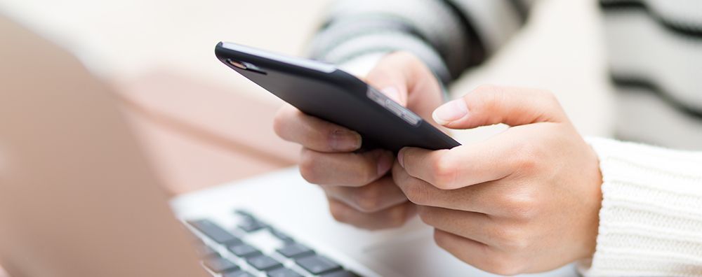 woman-sending-text-message-on-cellphone-2022-12-15-22-38-26-utc копия.jpg